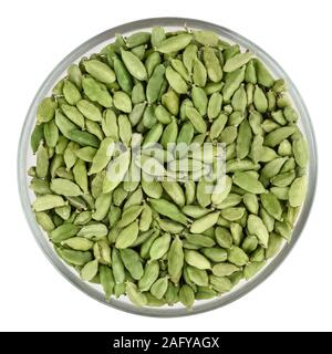 Cardamome verte en gousses bol en verre isolé sur fond blanc avec clipping path Banque D'Images