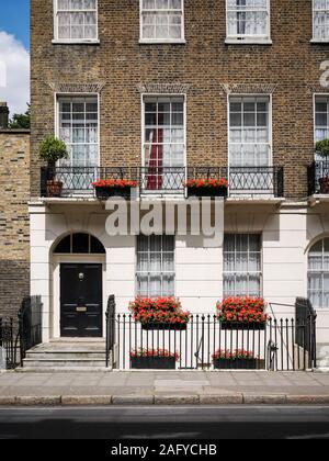 Maison de ville de Londres. La façade d'une maison de ville géorgienne traditionnelle typique de le quartier de Bloomsbury de Londres centrale. Banque D'Images