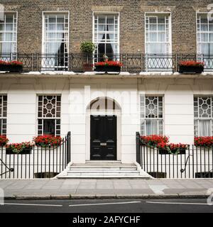 Maison de ville de Londres. La façade d'une maison de ville géorgienne traditionnelle typique de le quartier de Bloomsbury de Londres centrale. Banque D'Images