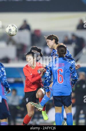 Busan, Corée du Sud. 25Th Dec 2019. Choe Yuri (L) de la Corée du Sud le dispute à Ikejiri Mayu (Haut) du Japon au cours du match entre le Japon et la Corée du Sud à la coupe d'Asie de l'Est 2019 à Busan, Corée du Sud, le 17 décembre 2019. Credit : Zhang Keren/Xinhua/Alamy Live News Banque D'Images