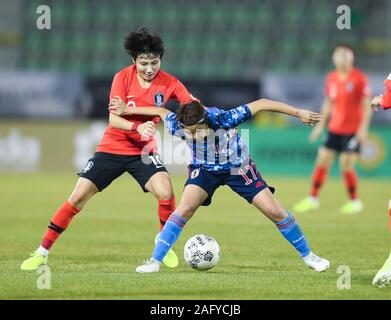 Busan, Corée du Sud. 25Th Dec 2019. Yeo Minji(L) de la Corée du Sud le dispute à Miura Narumi du Japon au cours du match entre le Japon et la Corée du Sud à la coupe d'Asie de l'Est 2019 à Busan, Corée du Sud, le 17 décembre 2019. Credit : Zhang Keren/Xinhua/Alamy Live News Banque D'Images