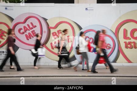 Coeurs d'amour. Motion anonyme des piétons circulent floue par thésaurisation publicité pour l'amour des Coeurs, un populaire UK sweet marque. Banque D'Images