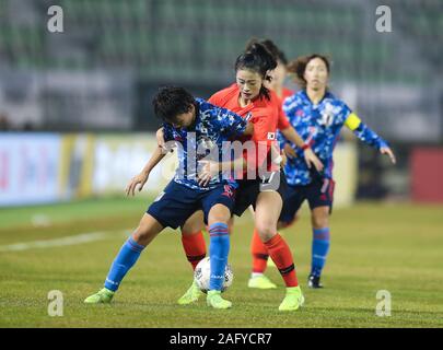 Busan, Corée du Sud. 25Th Dec 2019. Choe Yuri(R) de la Corée du Sud le dispute à Minami Moeka japonaise au cours de la women's match entre le Japon et la Corée du Sud à la coupe d'Asie de l'Est 2019 à Busan, Corée du Sud, le 17 décembre 2019. Credit : Zhang Keren/Xinhua/Alamy Live News Banque D'Images