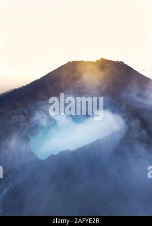 Superbe lever de soleil sur le volcan Ijen avec la belle couleur turquoise du lac de cratère acides. Banque D'Images