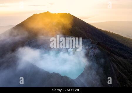 Superbe lever de soleil sur le volcan Ijen avec la belle couleur turquoise du lac de cratère acides. Banque D'Images