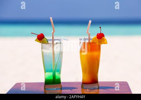 Deux cocktails colorés sur la plage d'une île Banque D'Images