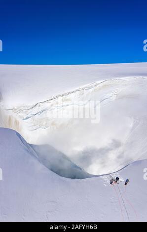 Les scientifiques qui travaillent par la caldeira de Bardarbunga, calotte de glace, l'Islande Vatnajokull Banque D'Images