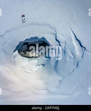 Les scientifiques par la caldeira de Bardarbunga, calotte de glace, l'Islande Vatnajokull. Banque D'Images