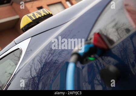 Stuttgart, Allemagne. 25Th Dec 2019. Un taxi à un taxi de la station de charge rapide. La ville de Stuttgart a mis sa première station de charge rapide pour les taxis électriques en service. Le taxi les chargeurs rapides font partie d'un 'e-taxi plan d'action" de la ville. L'offre est destiné à rendre plus facile pour les compagnies de taxi pour passer à la mobilité électrique. Credit : Marijan Murat/dpa/Alamy Live News Banque D'Images