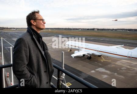 Berlin, Allemagne. 25Th Dec 2019. Michael Müller (SPD), Maire de Berlin, se dresse sur la tour sur le côté militaire de l'aéroport de Tegel. Le Sénat de Berlin tient sa réunion d'aujourd'hui à la Rathaus Reinickendorf et fait une tournée à travers l'arrondissement de Reinickendorf. Credit : Fabian Sommer/dpa/Alamy Live News Banque D'Images