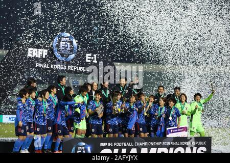 Busan, Corée du Sud. 25Th Dec 2019. Les joueurs de l'équipe de Japon célébrer au cours de la cérémonie de la coupe d'Asie de l'Est 2019 à Busan, Corée du Sud, le 17 décembre 2019. Credit : Zhang Keren/Xinhua/Alamy Live News Banque D'Images
