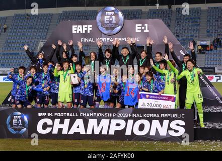 Busan, Corée du Sud. 25Th Dec 2019. Les joueurs de l'équipe de Japon célébrer au cours de la cérémonie de la coupe d'Asie de l'Est 2019 à Busan, Corée du Sud, le 17 décembre 2019. Credit : Wang Jingqiang/Xinhua/Alamy Live News Banque D'Images