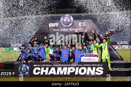 Busan, Corée du Sud. 25Th Dec 2019. Les joueurs de l'équipe de Japon célébrer au cours de la cérémonie de la coupe d'Asie de l'Est 2019 à Busan, Corée du Sud, le 17 décembre 2019. Credit : Wang Jingqiang/Xinhua/Alamy Live News Banque D'Images