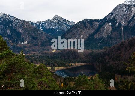 Vue panoramique sur le château de Neuschwanstein et de Hohenschwangau Banque D'Images