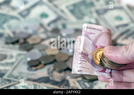 Lire turque essayez de pièces et billets en euros contre l'arrière-plan de dollar américain USD Billets et quelques pièces de monnaie rouble russe RUB Banque D'Images