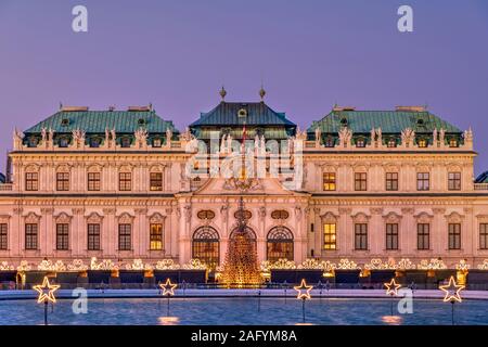 Lumières de Noël, partie supérieure du Palais du Belvédère, Vienne, Autriche Banque D'Images