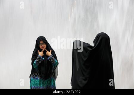 Singapour-12 oct 2019 : deux femmes musulmanes prendre une photo en face de l'aéroport de Singapour jewel waterfall Banque D'Images