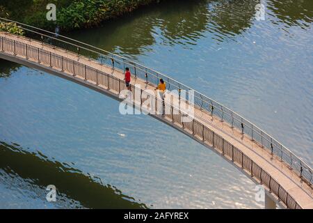 Singapour-12 oct 2019 : personnes marchant sur le pont paysage fluvial punggol Banque D'Images