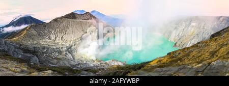 (Image haute résolution) Vue de dessus, une superbe vue panoramique du volcan Ijen avec la belle couleur turquoise du lac de cratère acides. Banque D'Images