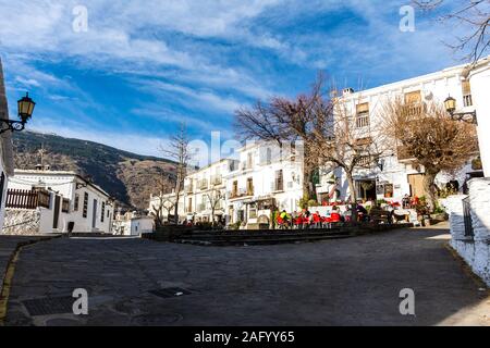 Capileira, La Alpujarra, Alpujarras, région de Grenade, Andalousie, espagne. Place du Village de soleil d'hiver. Banque D'Images