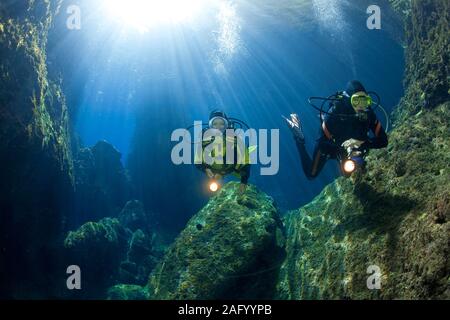 Plongée sous marine en Méditerranée un récif rocheux baigné de soleil, Zante, Grèce Banque D'Images