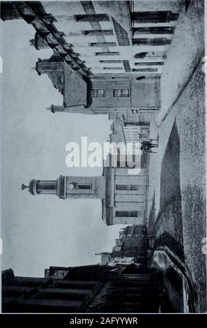 . Passé et présent Elgin : un guide historique / par Herbert B. Mackintosh. La Bank of Scotland-Buildingd^- u.-.. occupe une positionu face au commandant Muckle Croix. Il est astylish accommodationis structure et son bureau confortable. M. E. D. Jameson, BankAgent, en plus d'être Greffier au Conseil de ElginshireCounty détient de nombreux autres bureaux publics. Intégré à l'arrière de l'Union de Banques bâtiments sont deux vieilles pierres,ayant ces initiales et dates :- Vieux Fife Arms fermer.. Banque D'Images