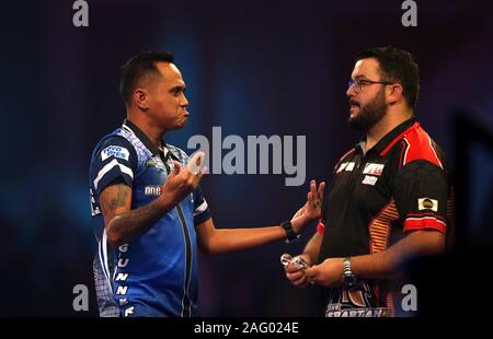 Lourence Ilagan réagir comme Cristo Reyes regarde sur pendant cinq jours du championnat du monde de William Hill à Alexandra Palace, Londres. Banque D'Images