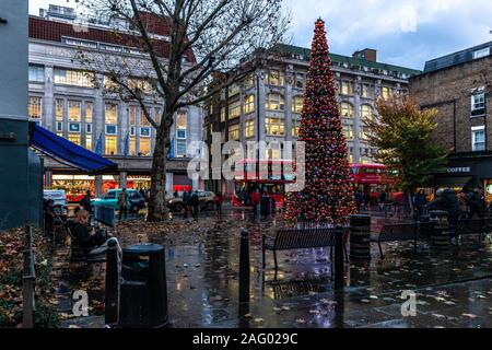 Décoration d'arbre de Noël géant à Tottenham Court Road, Londres, Angleterre, Royaume-Uni. Banque D'Images
