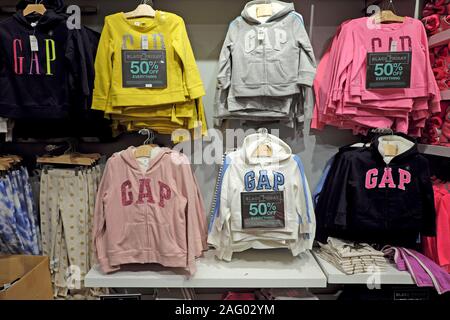 Vente de vêtements pour enfants GAP kids hoodies accrochée à un écart à l'intérieur du rack store à un nouveau changement de London UK KATHY DEWITT Banque D'Images