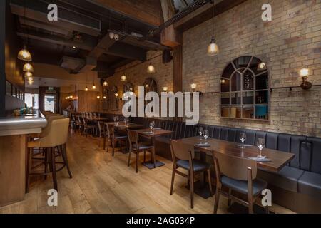 Intérieur en bois chaleureux, le restaurant de l'espace de copie. Chambres confortables et modernes, les repas à l'arrière-plan design contemporain Banque D'Images