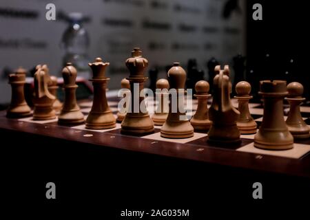 Jérusalem, Israël. 17 Décembre, 2019. Notre Dame de Jérusalem Centre accueille la ronde 3, Jeu 1, demi-finales, de la dernière étape du Championnat du monde d'échecs le cycle. Le tournoi a un format knock out avec 16 joueurs au départ. Pour gagner, un joueur doit vaincre les adversaires en quatre tours. Credit : Alon Nir/Alamy Live News. Credit : Alon Nir/Alamy Live News Banque D'Images