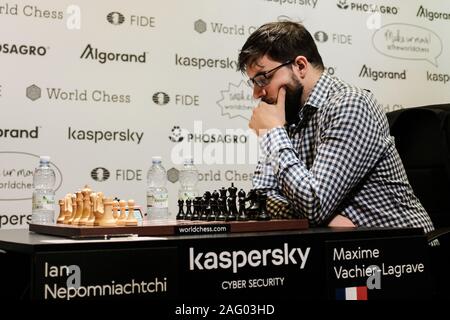 Jérusalem, Israël. 17 Décembre, 2019. MAXIME VACHIER LAGRAVE, 30 ans, de France, se prépare pour son match contre Nepomniachtchi de Russie au cours du cycle 3, Jeu 1, demi-finales, de la dernière étape de la World Chess Championship au cycle du Centre Notre Dame de Jérusalem. Credit : Alon Nir/Alamy Live News Banque D'Images