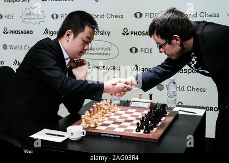 Jérusalem, Israël. 17 Décembre, 2019. WEI YI (L), 20 ans, de la Chine, est en concurrence avec DAVID NAVARA (R), 34 ans, de la République tchèque, au cours du cycle 3, Jeu 1, demi-finales, de la dernière étape de la World Chess Championship au cycle du Centre Notre Dame de Jérusalem. Le tournoi a un format knock out avec 16 joueurs au départ. Credit : Alon Nir/Alamy Live News Banque D'Images