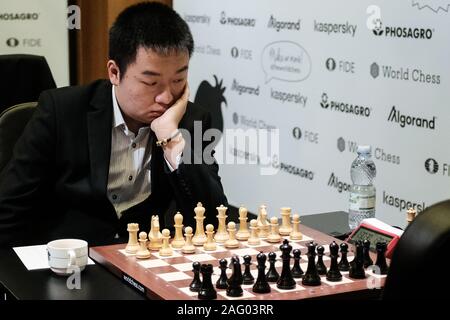 Jérusalem, Israël. 17 Décembre, 2019. WEI YI, 20 ans, de la Chine, se prépare pour son match contre Navara de la République tchèque au cours du cycle 3, Jeu 1, demi-finales, de la dernière étape de la World Chess Championship au cycle du Centre Notre Dame de Jérusalem. Le tournoi a un format knock out avec 16 joueurs au départ. Credit : Alon Nir/Alamy Live News Banque D'Images