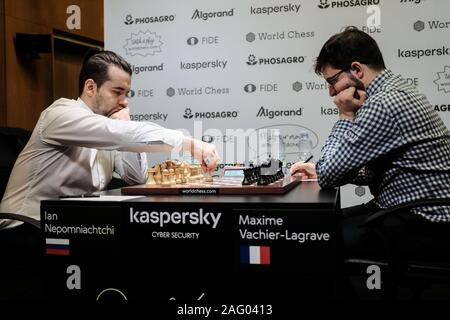Jérusalem, Israël. 17 Décembre, 2019. IAN NEPOMNIACHTCHI (L), 29 ans, de la Russie, est en concurrence avec MAXIME VACHIER LAGRAVE (R), 30 ans, de France, au cours du cycle 3, Jeu 1, demi-finales, de la dernière étape de la World Chess Championship au cycle du Centre Notre Dame de Jérusalem. Credit : Alon Nir/Alamy Live News Banque D'Images
