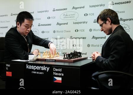 Jérusalem, Israël. 17 Décembre, 2019. WEI YI (L), 20 ans, de la Chine, est en concurrence avec DAVID NAVARA (R), 34 ans, de la République tchèque, au cours du cycle 3, Jeu 1, demi-finales, de la dernière étape de la World Chess Championship au cycle du Centre Notre Dame de Jérusalem. Le tournoi a un format knock out avec 16 joueurs au départ. Credit : Alon Nir/Alamy Live News Banque D'Images