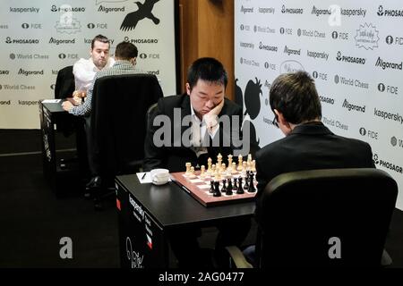 Jérusalem, Israël. 17 Décembre, 2019. Notre Dame de Jérusalem Centre accueille la ronde 3, Jeu 1, demi-finales, de la dernière étape du Championnat du monde d'échecs le cycle. Le tournoi a un format knock out avec 16 joueurs au départ. Pour gagner, un joueur doit vaincre les adversaires en quatre tours. Credit : Alon Nir/Alamy Live News. Credit : Alon Nir/Alamy Live News Banque D'Images