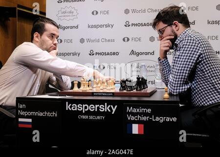 Jérusalem, Israël. 17 Décembre, 2019. IAN NEPOMNIACHTCHI (L), 29 ans, de la Russie, est en concurrence avec MAXIME VACHIER LAGRAVE (R), 30 ans, de France, au cours du cycle 3, Jeu 1, demi-finales, de la dernière étape de la World Chess Championship au cycle du Centre Notre Dame de Jérusalem. Credit : Alon Nir/Alamy Live News Banque D'Images