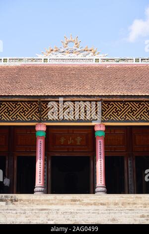 Pagode Linh Son entrée dans Da Lat, un temple sur une colline tranquille Banque D'Images
