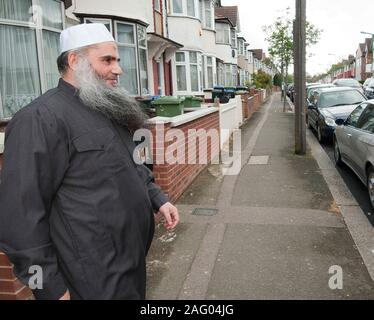 Imam Abou Qatada dévot quittant son domicile à Sudbury North West London escorté par les fonctionnaires du bureau d'accueil en avril 2012 avant son éventuelle expulsion. Banque D'Images