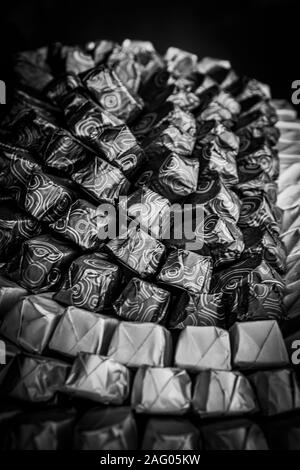 Tourné en noir et blanc des chocolats Banque D'Images