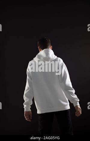 Vue depuis l'arrière d'un jeune homme dans une capuche blanche. Mock-up. Banque D'Images