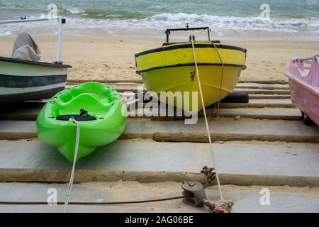 Olhos de Agua, Portugal. De petits bateaux se sont joints à Olhos de Agua au Portugal. , la ville de pêche de l'Algarve. Banque D'Images