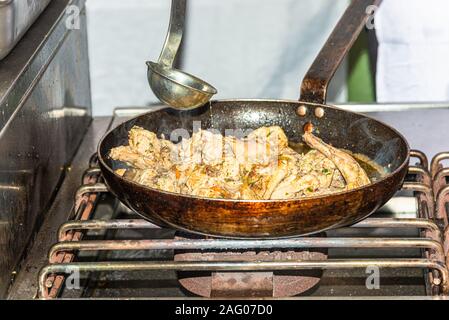 La cuisson traditionnelle en santé du poulet dans une poêle chaude. steaminmg L'alimentation saine cuisine française gastronomie concept Banque D'Images