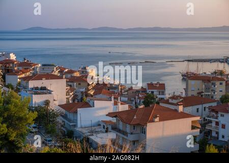 Mer et maisons aux toits rouges en Grèce vue aérienne l'horizontale Banque D'Images