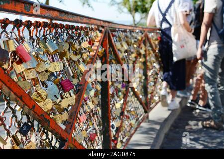 PARIS, FRANCE - 16 septembre 2019 : de nombreux cadenas et serrures à combinaison fixé à la clôture à l'ELYSEES à Paris. Les touristes se pencher sur la clôture Banque D'Images