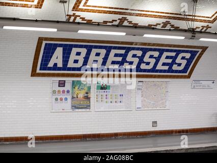 PARIS, FRANCE - 16 septembre 2019 : de la station de métro métro Abbesses à Montmartre, Paris le 16 septembre 2019 Banque D'Images