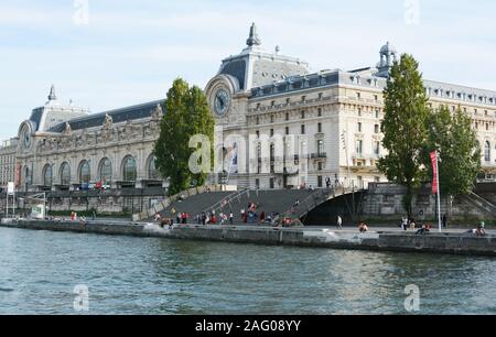 PARIS, FRANCE - 16 septembre 2019 : Musée d'Orsay, sur la rive gauche de la Seine à Paris le 16 septembre 2019. Un bus touristique s'outs Banque D'Images