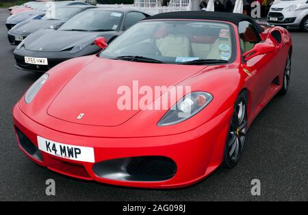 Trois-quart vue frontale d'un rouge, 2006, Ferrari F430 Spyder, à l'affiche dans la Ferrari Owners Club de Go Zone, au 2019 Silverstone Classic Banque D'Images