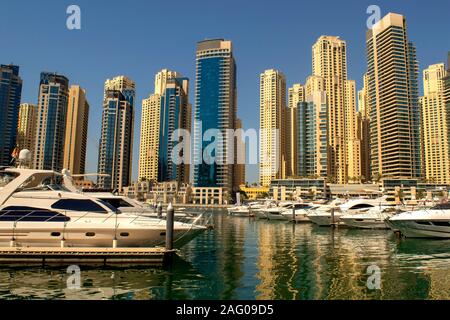 Dubai Marina district avec de beaux bâtiments et des yachts. La Marina de Dubaï disponibles parking gratuit. Banque D'Images